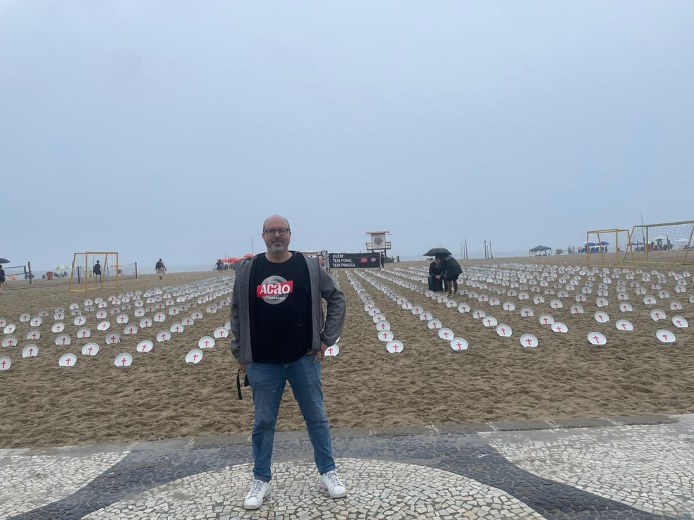 Kiko Afonso em Copacabana — Foto: Ana Clara Sancho/Agência O Globo