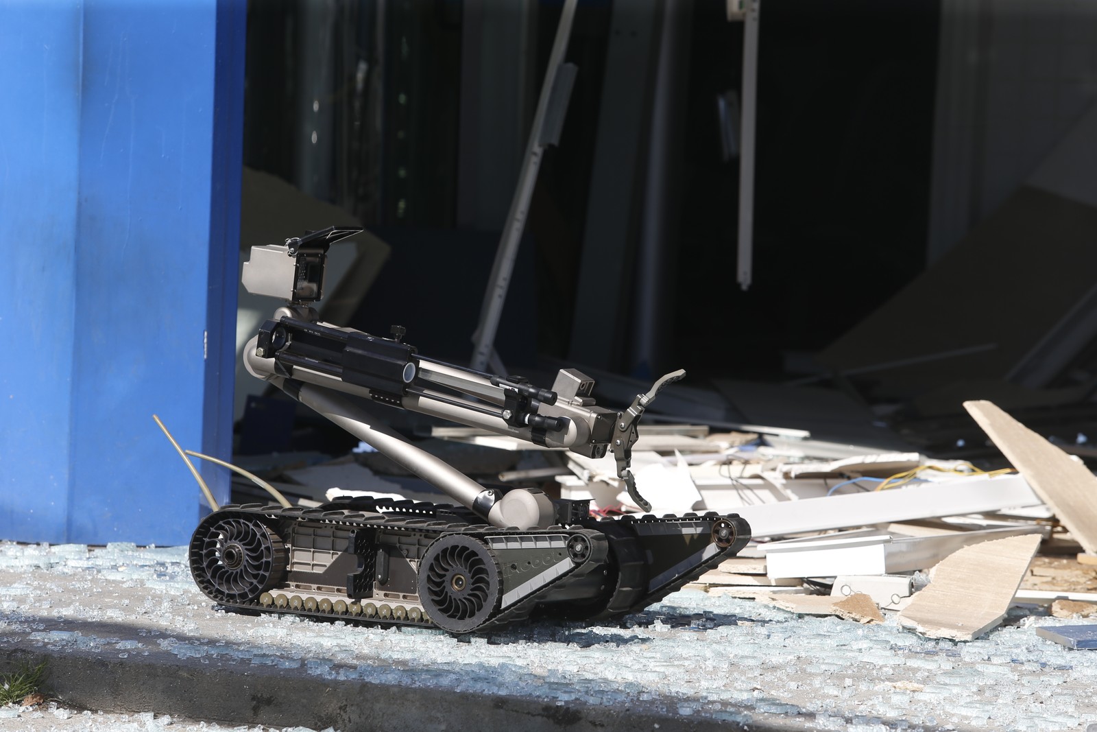 Robô do esquadrão antibombas foi usado na agência para localizar explosivos deixados por bandidos — Foto: Fabiano Rocha/Agência O Globo