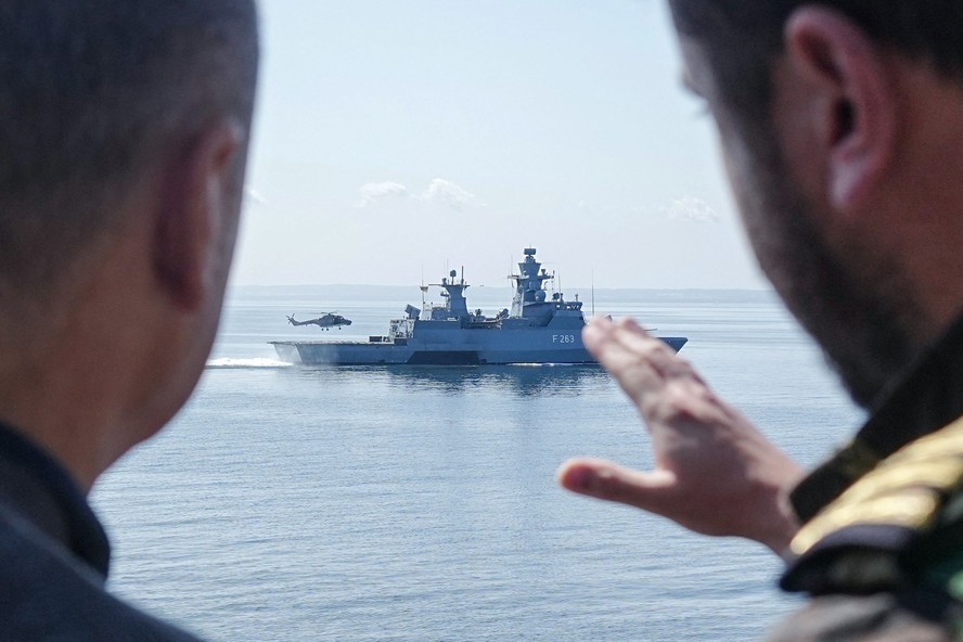 Chanceler alemão Olaf Scholz (esquerda) observa manobra militar no Mar Báltico