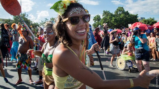Orquestra Voadora faz desfile inclusivo no Aterro do Flamengo