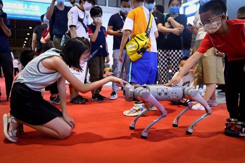 Robôs quadrúpedes, que se assemelham a pets, fazem sucesso entre as crianças — Foto: Wang Zhao / AFP