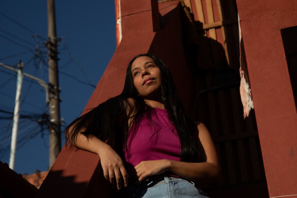 Beatriz Rolim, de 21 anos, na casa onde vive no Jabaquara — Foto: Edilson Dantas/ Agência O Globo