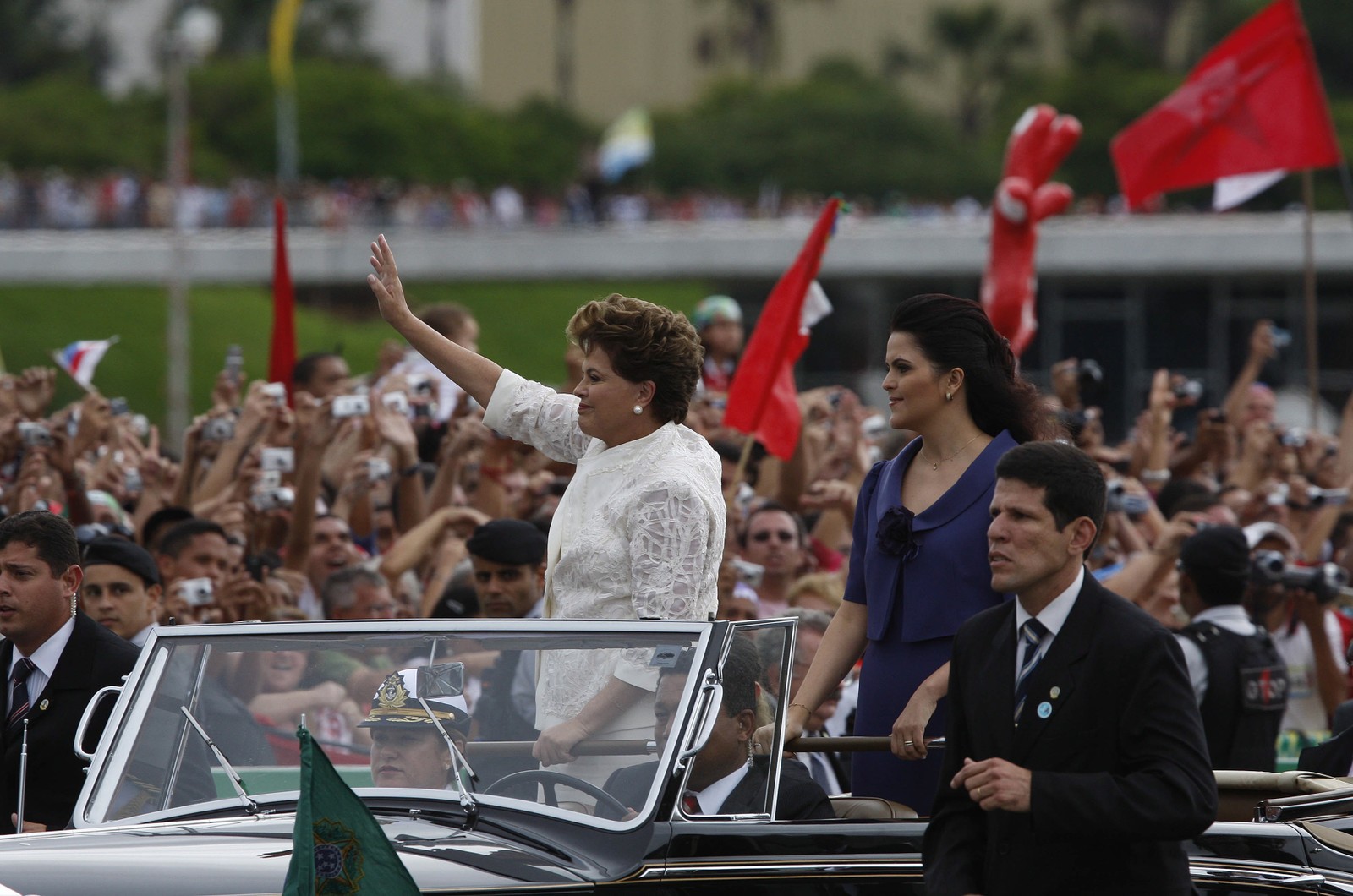 Divorciada, Dilma Roussef desfilou ao lado da filha Paula nas duas posses – em 2011 e 2015 — Foto: Domingos Peixoto/Agência O Globo