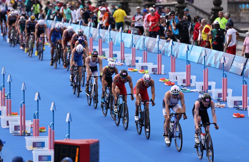 Parte do ciclismo durante triatlo em Paris &mdash; Foto: Divulga&ccedil;&atilde;o / COB