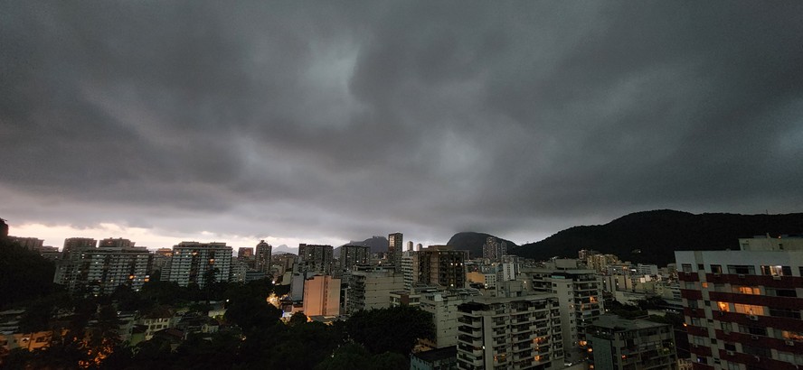 Dia que virou noite. Céu ficou escuro e forte chuva caiu na cidade na manhã desta quinta. Na foto, o bairro de Botafogo. Custódio Coimbra / Agência O Globo