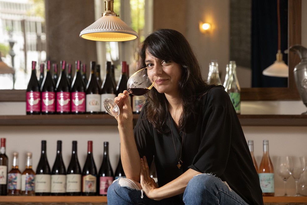 Maíra Freire: "O vinho carioca é o que você pode tomar frio, gelado, que possa resfriar" — Foto: Ana Branco / Agência O Globo