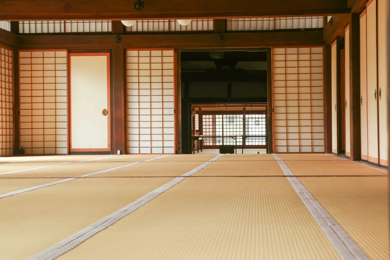 Trabalhar sentado em tatame reduz a ansiedade e aumenta o rendimento, mostra novo estudo japonês