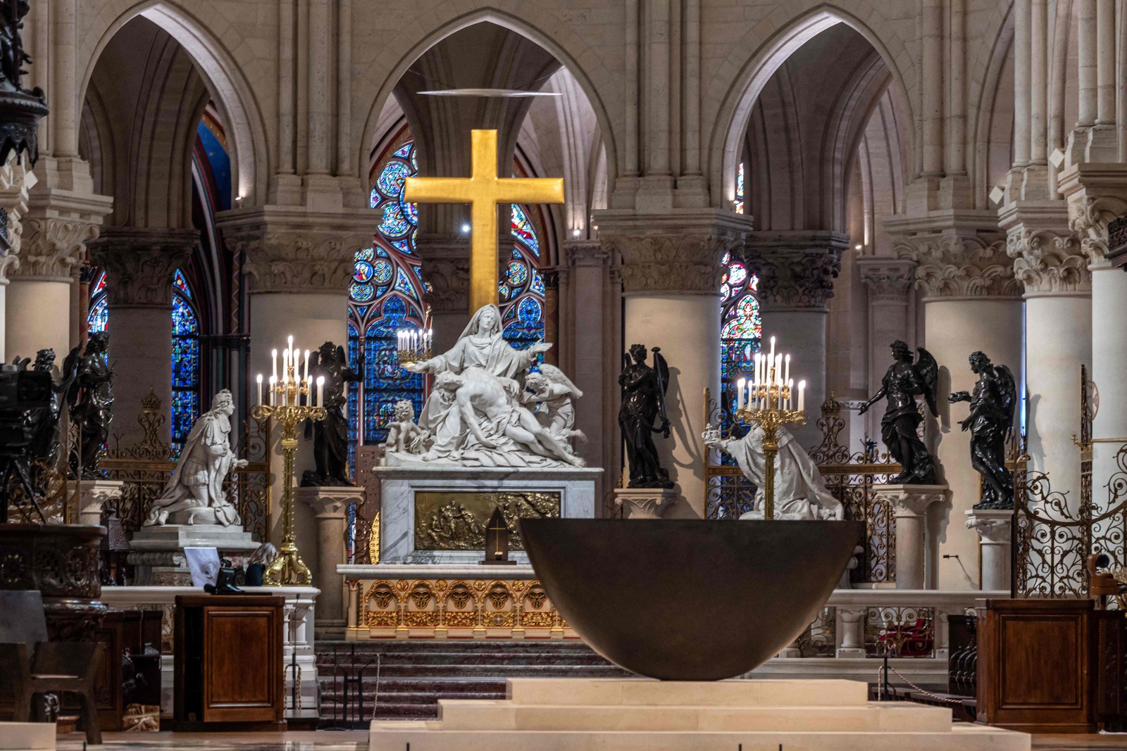 O novo altar assinado pelo artista francês Guillaume Bardet — Foto: Christophe PETIT TESSON / POOL / AFP