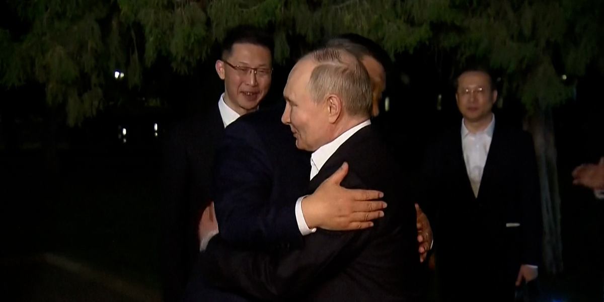 Líder da China abraça Putin, um raro gesto de afeto que dá recado aos EUA; entenda