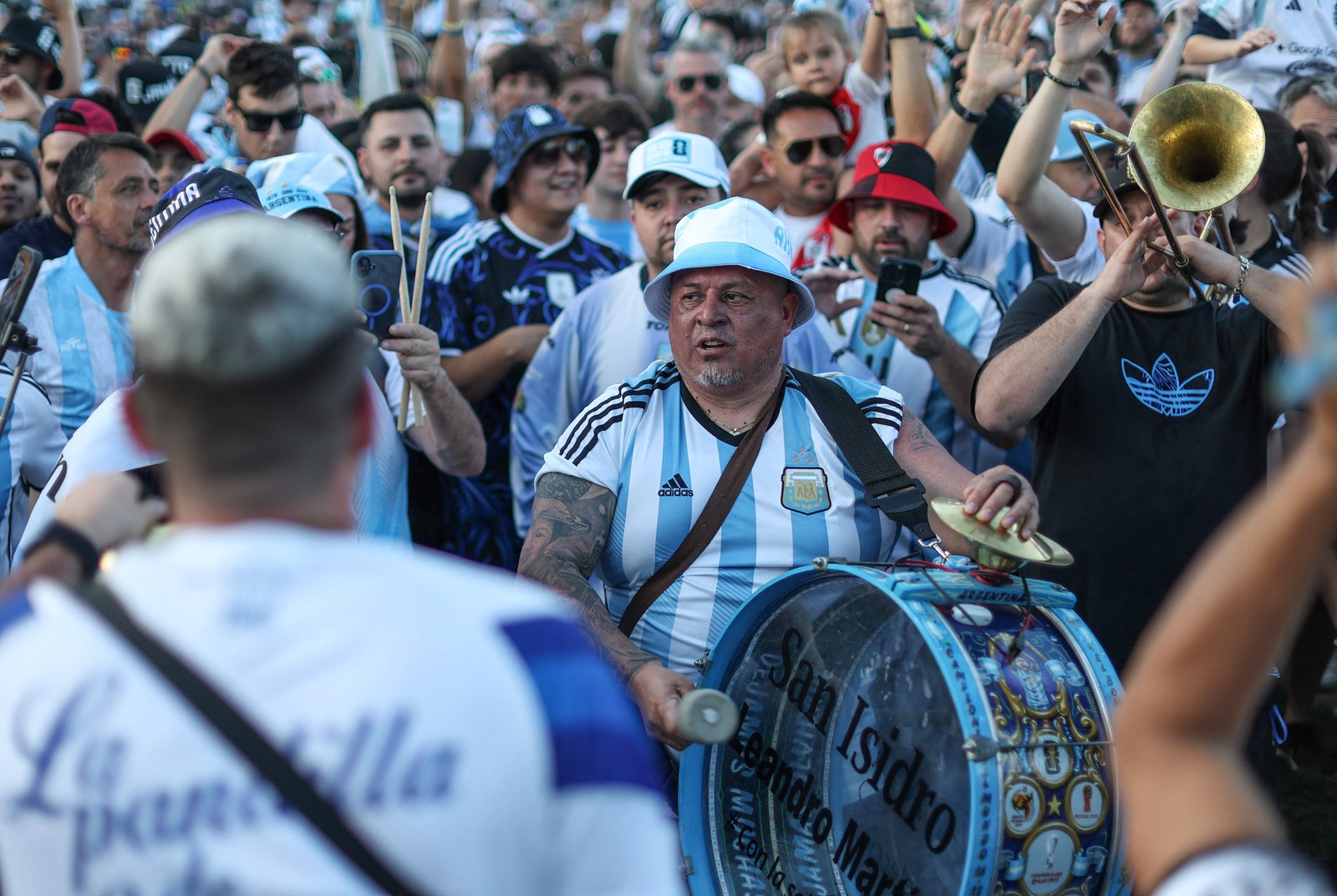 Torcedores da Argentina se reúnem no Mill Creek Park, em Kansas City — Foto: Getty Images via AFP