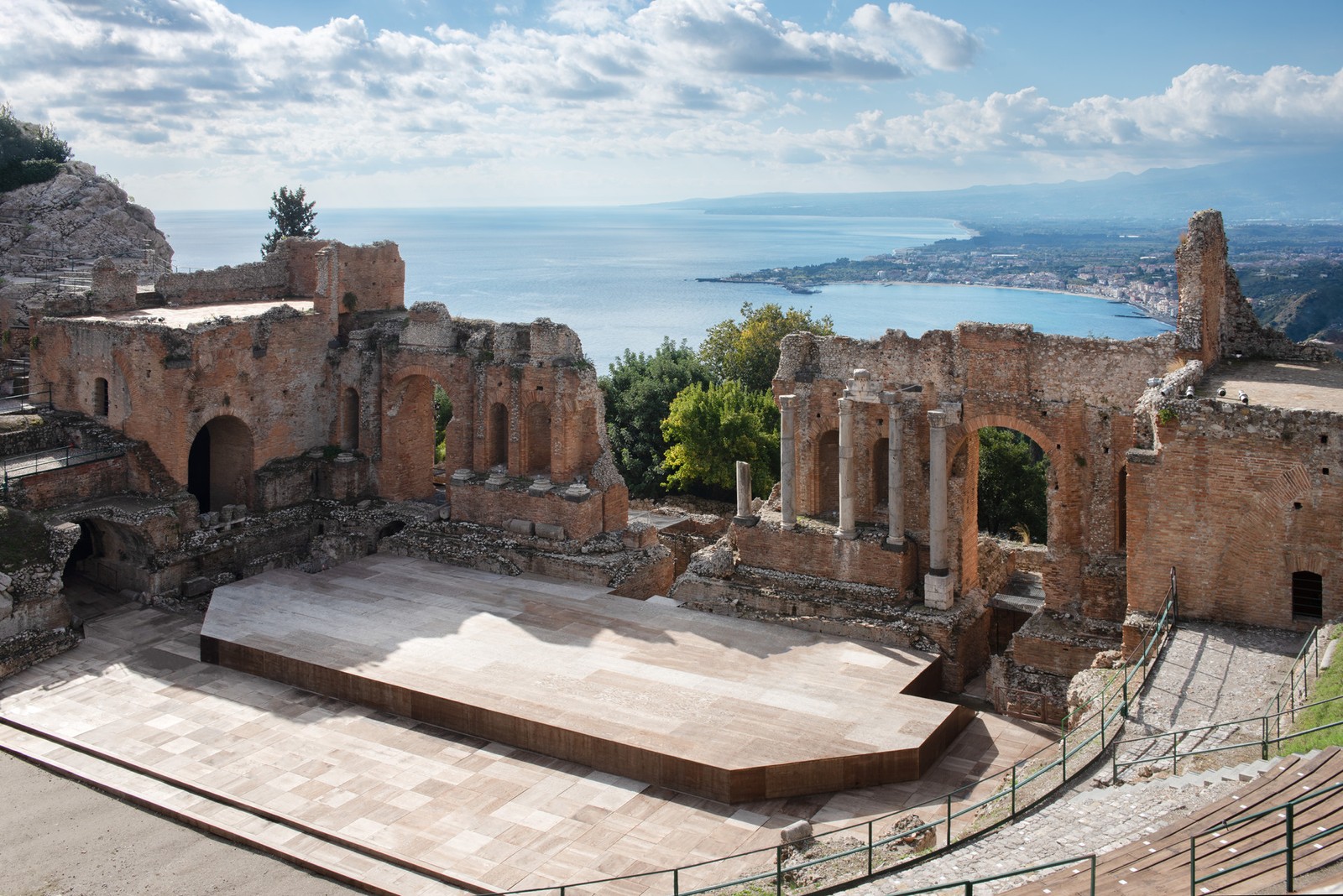 O Teatro Grego de Taormina, datado do século III a.C. , também aparece na segunda temporada da série 'The White Lotus' — Foto: Divulgação / Four Seasons