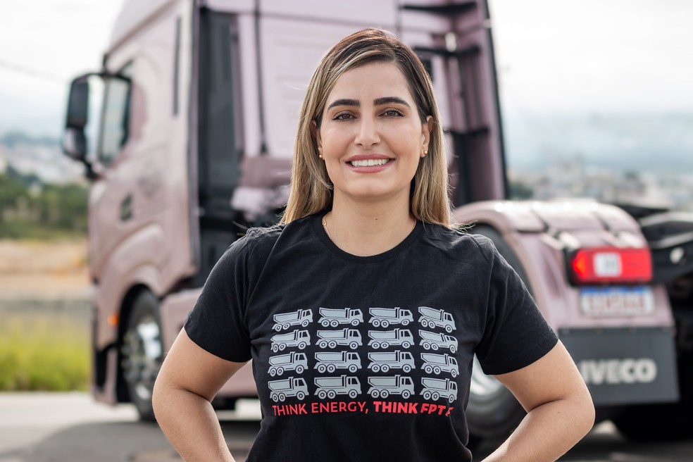 Suelen Lopes capacita outras motoristas para que possam atuar com mais segurança na estrada — Foto: Reprodução/Redes sociais