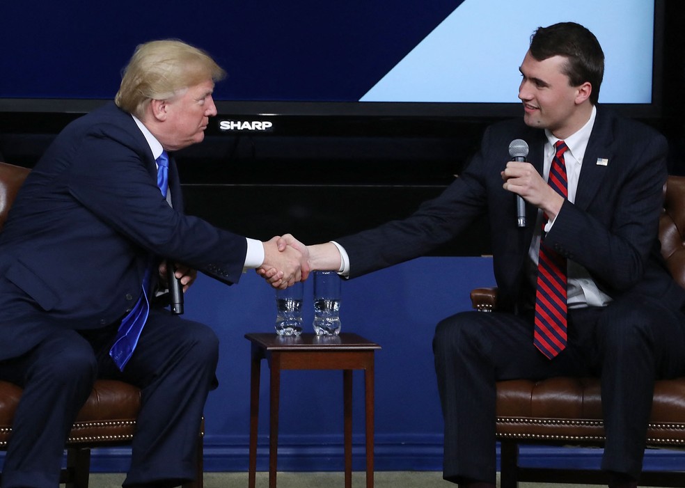 Presidente dos EUA, Donald Trump, cumprimenta o influeciador Charlie Kirk em evento para jovens conservadores — Foto: MARK WILSON / GETTY IMAGES NORTH AMERICA / AFP