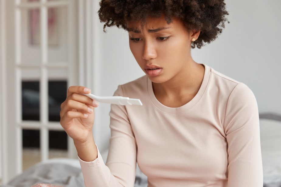 É possível engravidar menstruada, sem fazer sexo ou quando já está