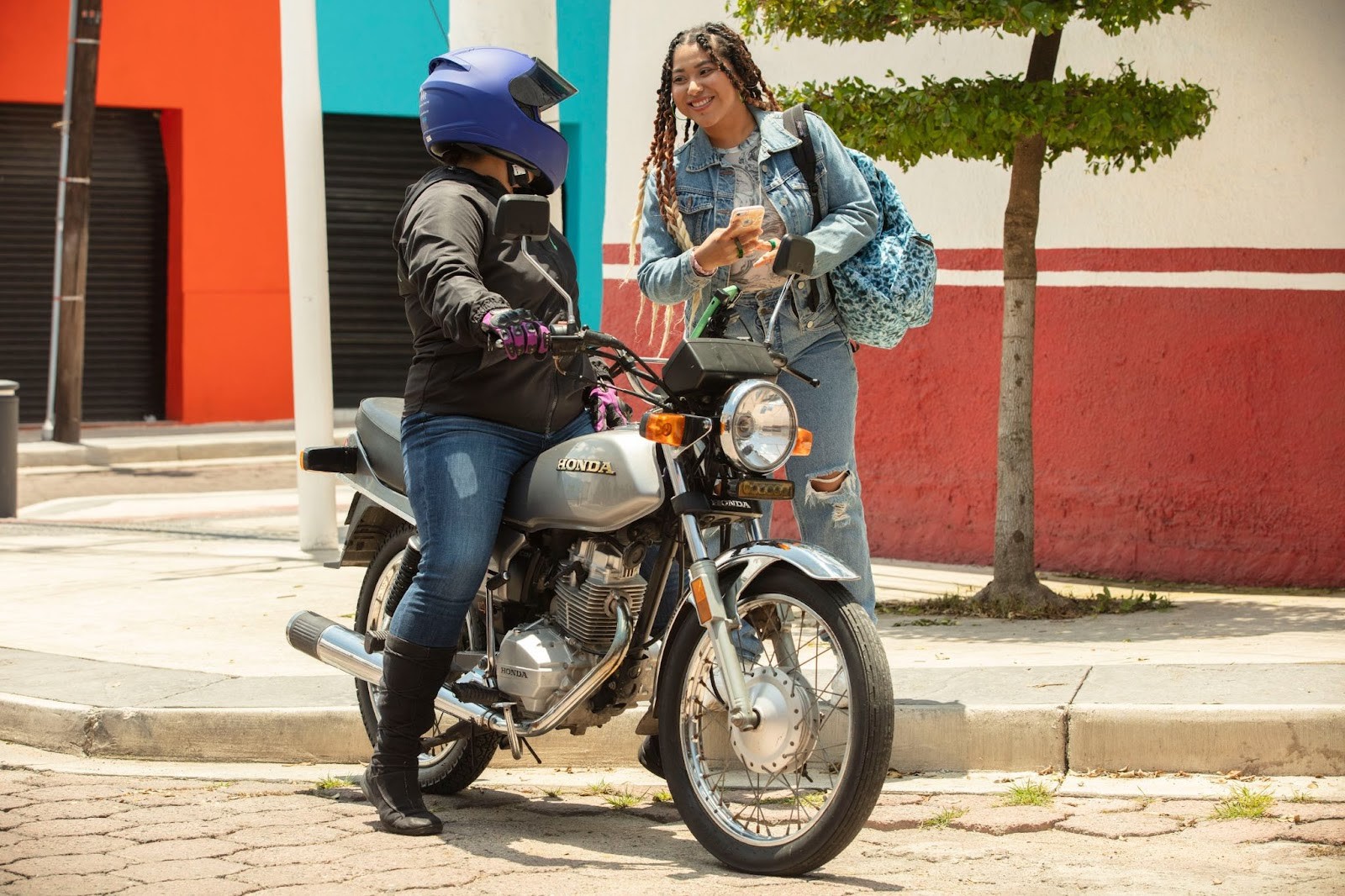 De touca descartável a capacete próprio: passageiros de moto