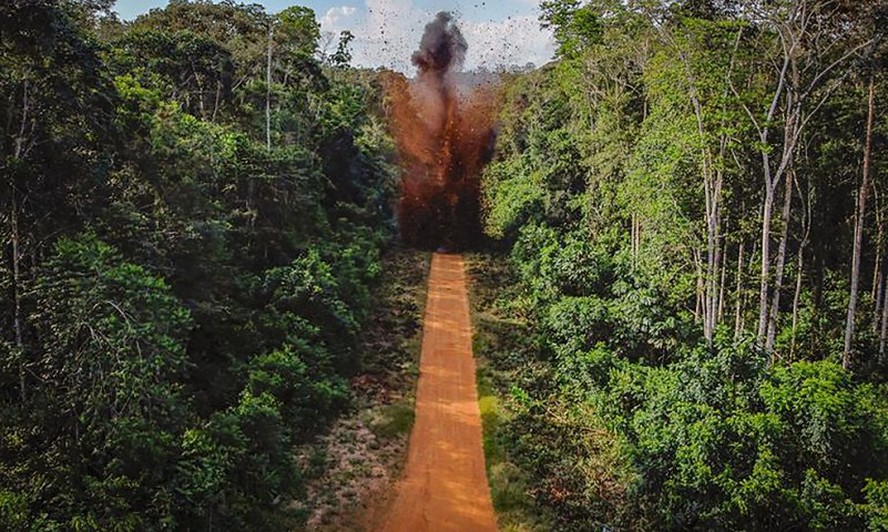Pista de pouso destru&iacute;da na terra ind&iacute;gena Yanomami