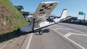 Avião faz pouso de emergência na pista da Rodovia Régis Bittencourt