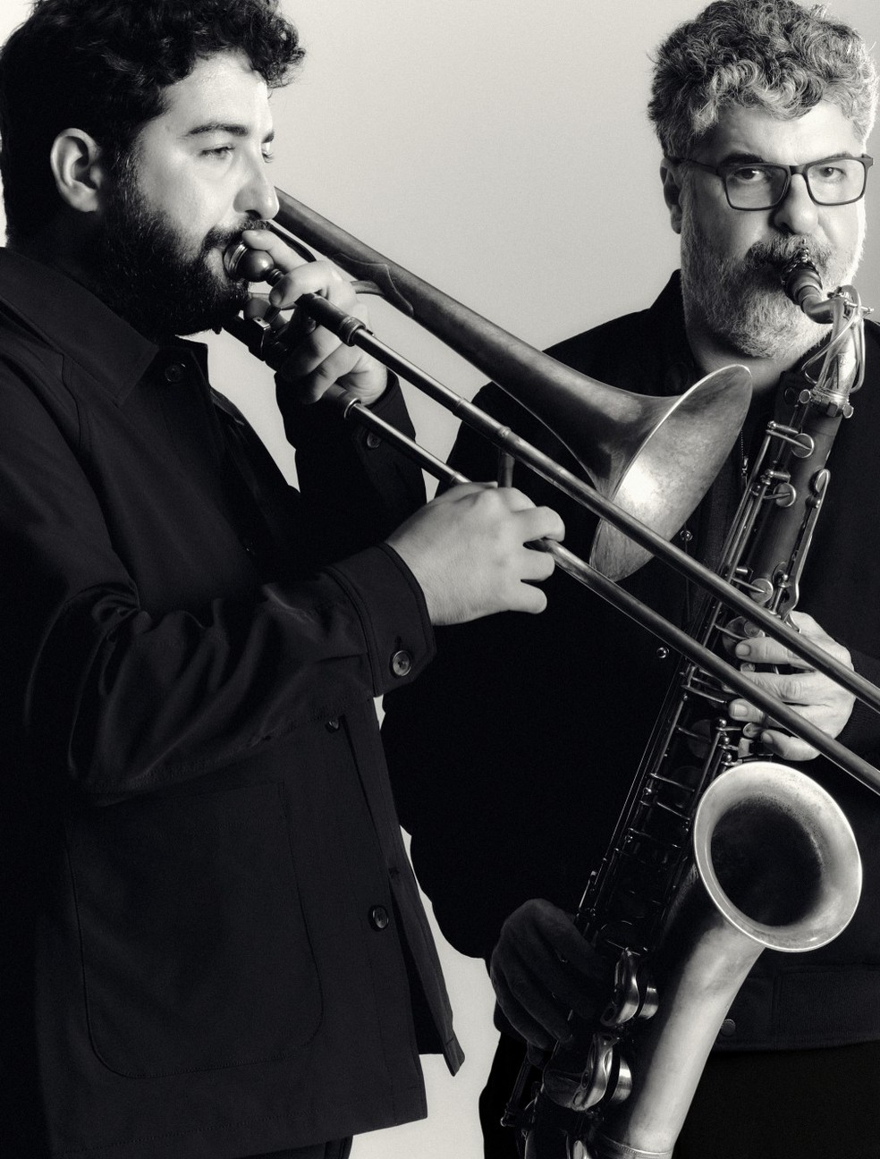 Antônio e Eduardo Neves; Antônio usa jaqueta, suéter e calça Oficina. Eduardo vai de polo VR, casaco e calça Richards — Foto: Mateus Augusto Rubim