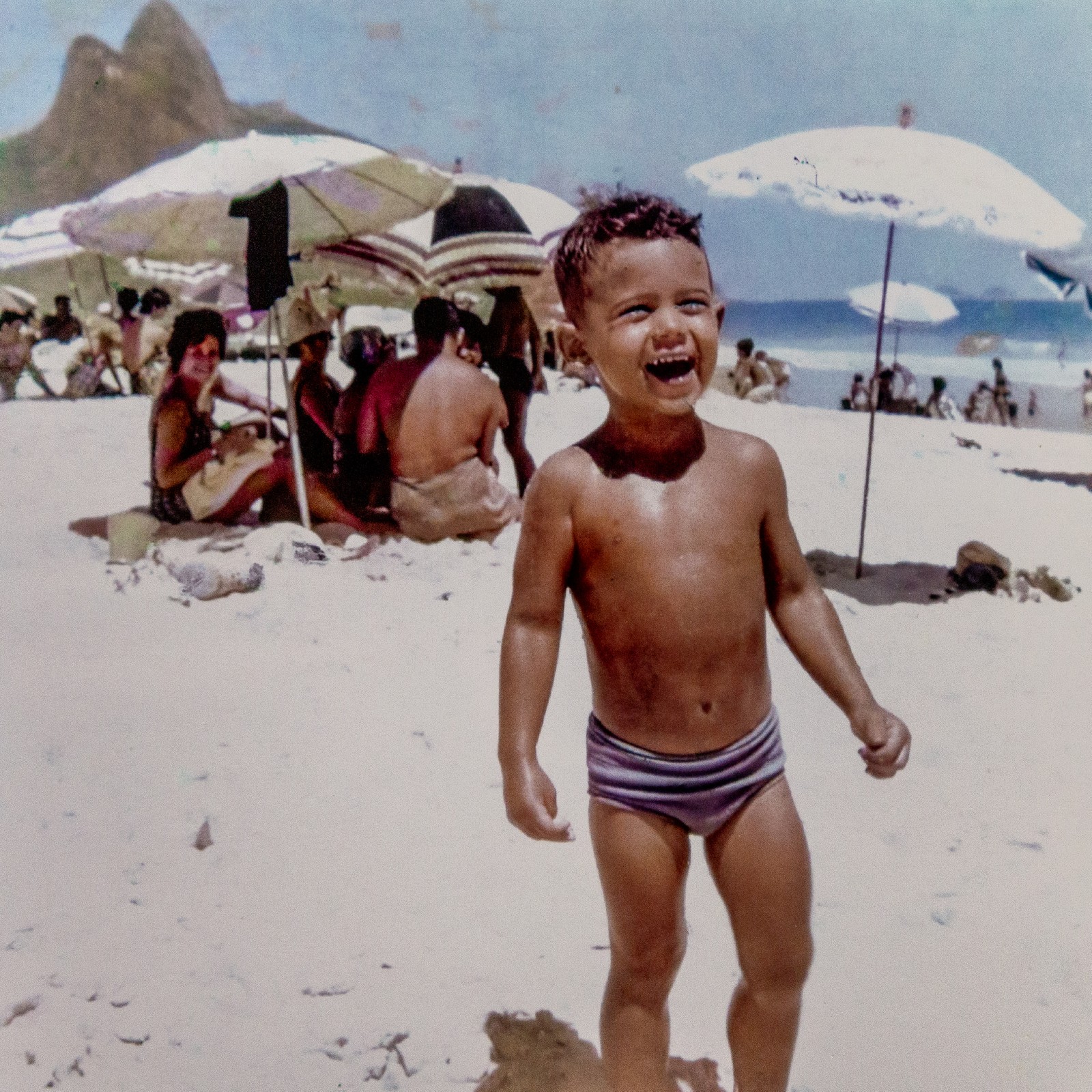 Imagem de Cazuza criança, aos 4 anos, em 1962, na Praia de Ipanema, no Rio de Janeiro — Foto: Reprodução/Acervo Lucinha Araujo