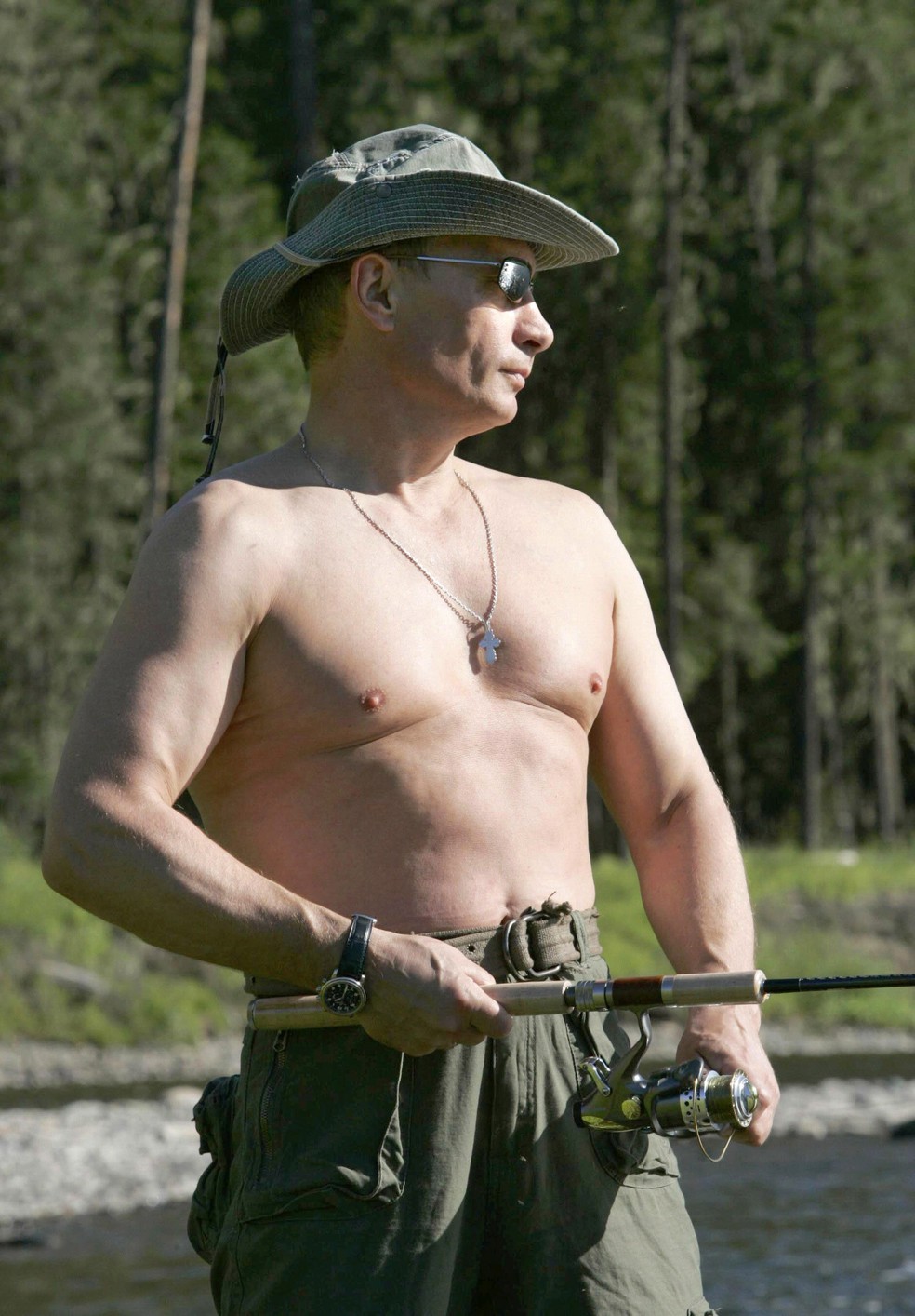 Vladimir Putin pesca, sem camisa, no rio Yenisei, na região de Tuva, perto da fronteira com a Mongólia — Foto: DMITRY ASTAKHOV/RIA-NOVOSTI/AFP