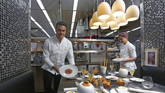 Mesa do chef Nello Cassesse, dentro da cozinha do estrelado Cipriani, no Copacabana Palace — Foto: Fabio Rossi / Agência O Globo