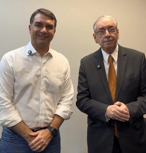 Flávio Bolsonaro encontra Eduardo Cunha em Belo Horizonte
