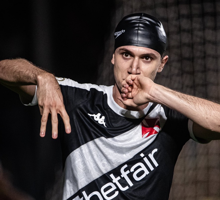 Piton comemora o primeiro gol do Vasco