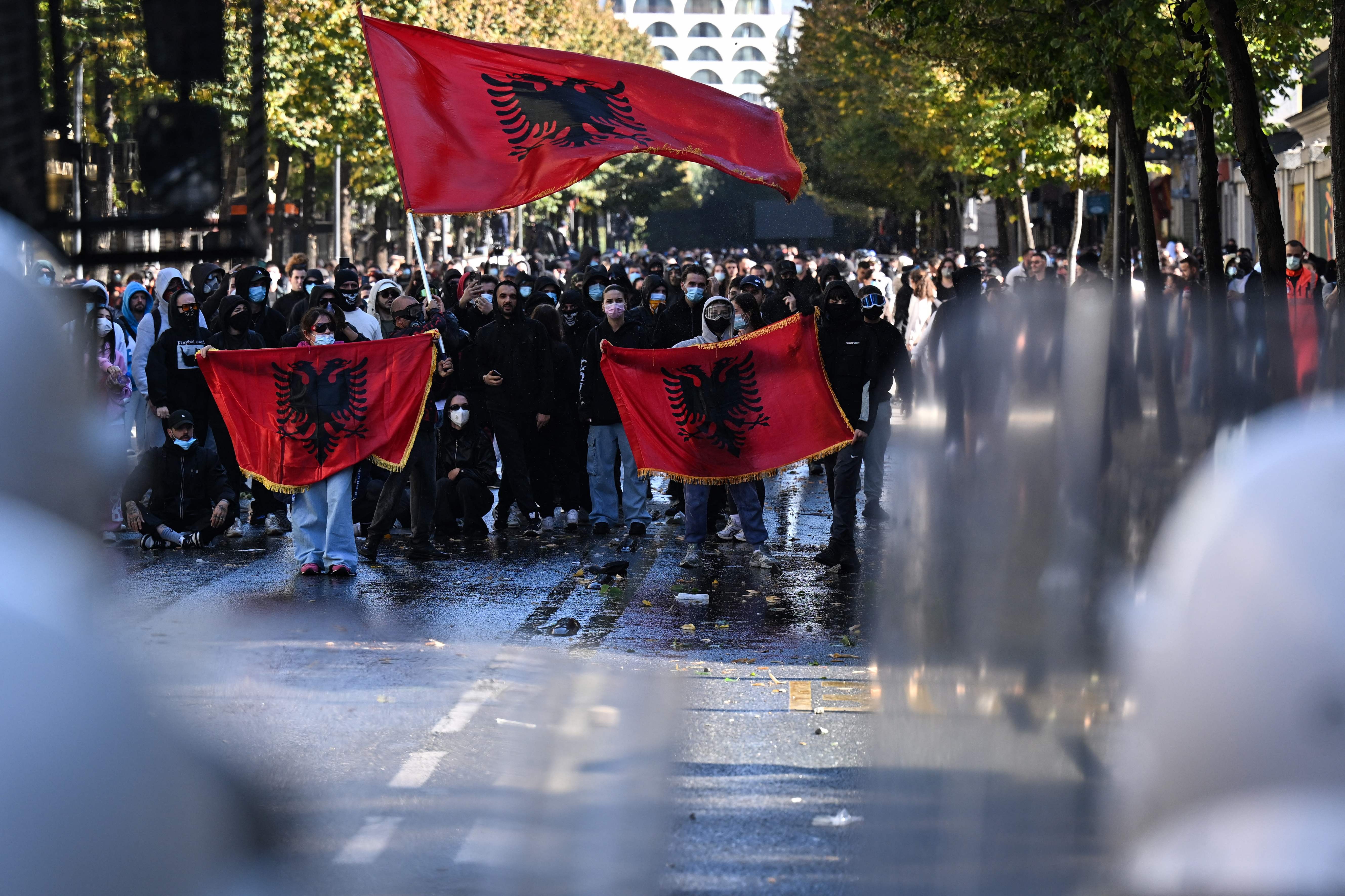 Vídeo: Deputados da Albânia trocam empurrões no Parlamento em meio a protestos estudantis contra o governo
