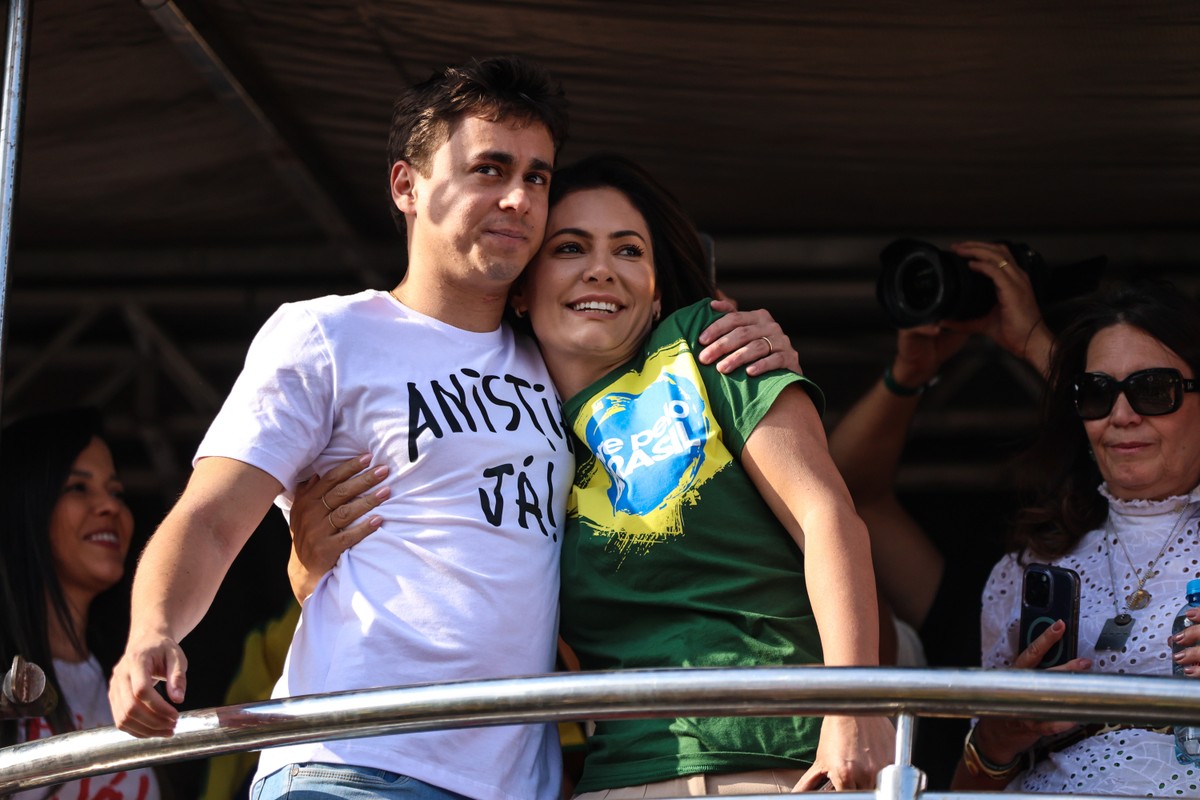 Nikolas defende Michelle e responde críticas de Eduardo Bolsonaro: 'não  está bem'
