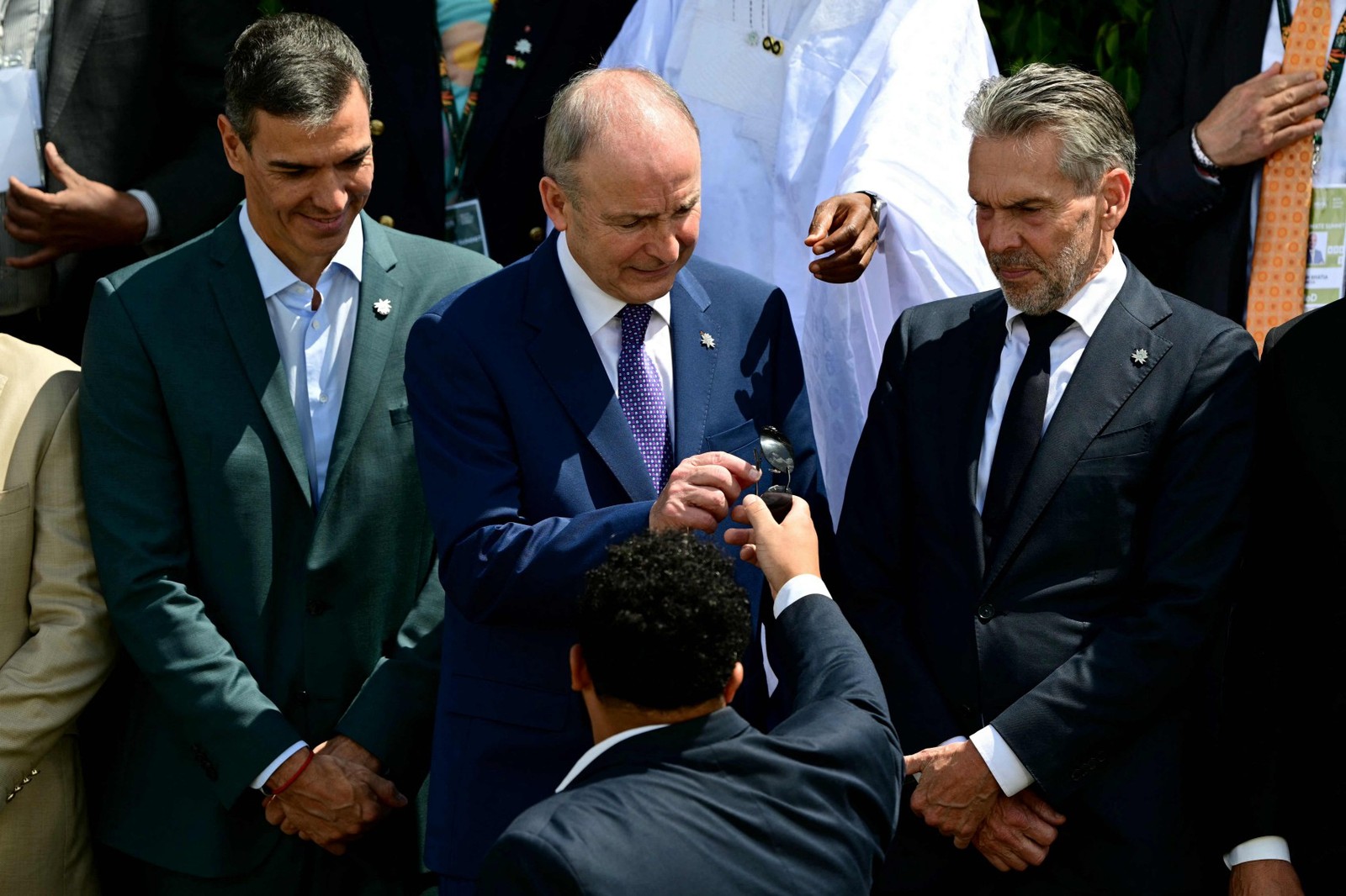 Spanish Prime Minister Pedro Sanchez, Irish Prime Minister Michel Martín and Dutch Prime Minister Dick Schuch pose for an official photo at the pre-COP30 summit in Belem — Photo: Pablo Porciúncula / AFP