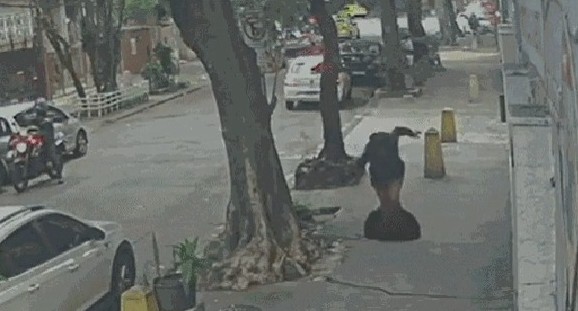 Vídeo: mulher cai em bueiro no Maracanã aberto por suspeitos poucas horas antes; moradores reclamam de aumento de furtos na área