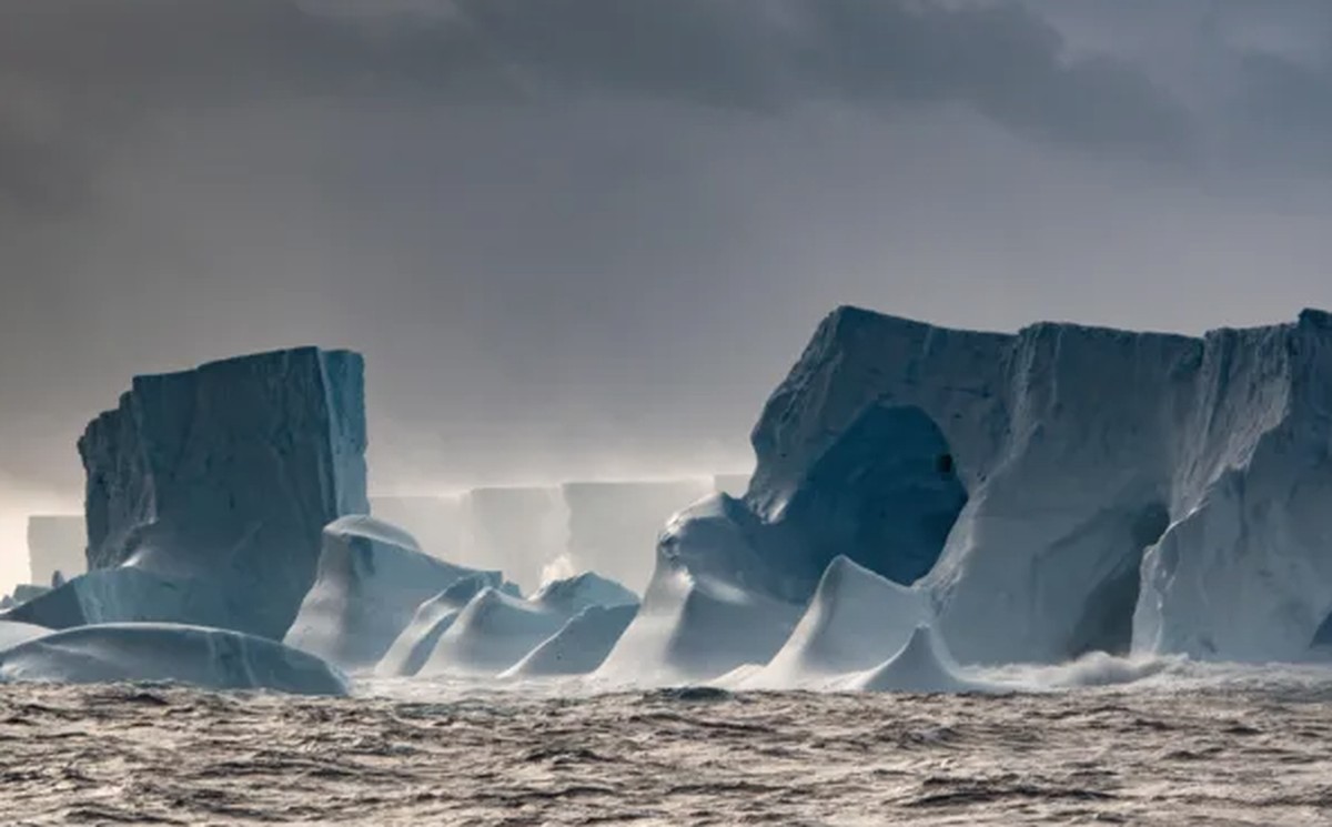 Maior iceberg do mundo cai em 'armadilha oceânica' ao ser puxado por 'rolo compressor' da Antártica; entenda