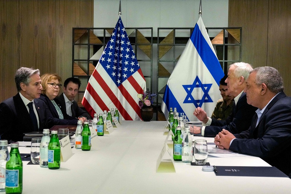 Delegação americana chefiada pelo secretário de Estado, Antony Blinken, e Gabinete de Benjamin Netanyahu, em reunião em Tel Aviv — Foto: Mark Schiefelbein/AFP
