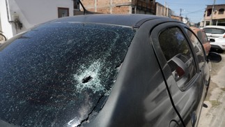 Carro onde a menina Heloísa foi baleada — Foto: Gabriel de Paiva/Agência O Globo