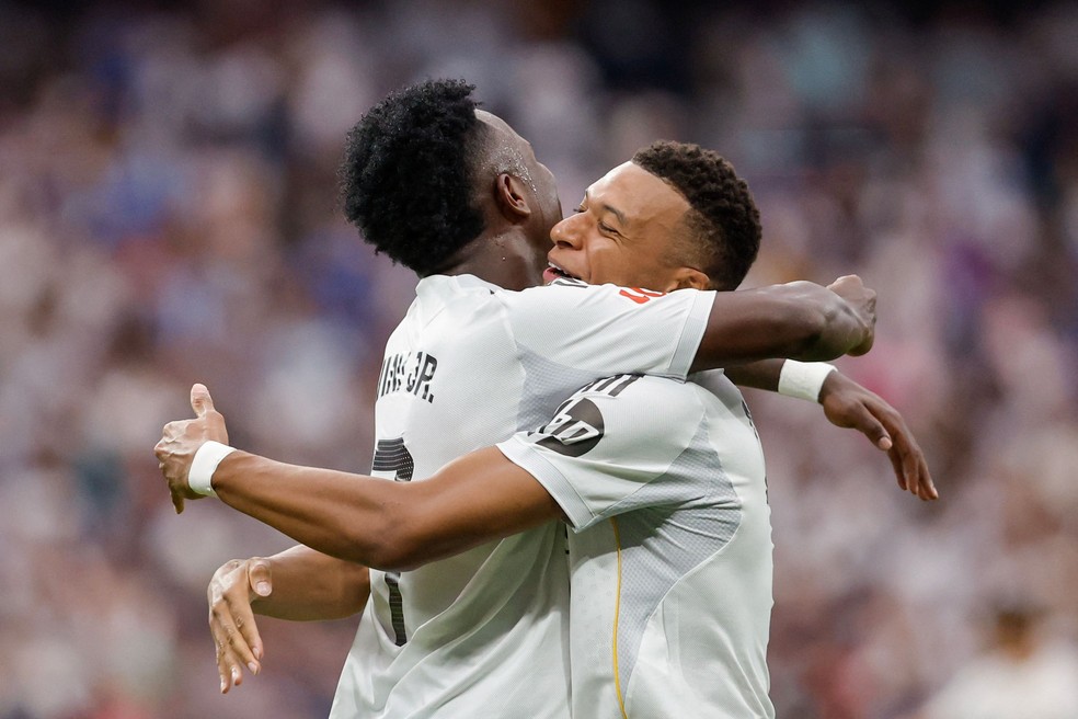 Vinicius Junior e Mbappé estão entre os indicados à Bola de Ouro, mas Real não deve ir à cerimônia novamente — Foto: Oscar del Pozo / AFP
