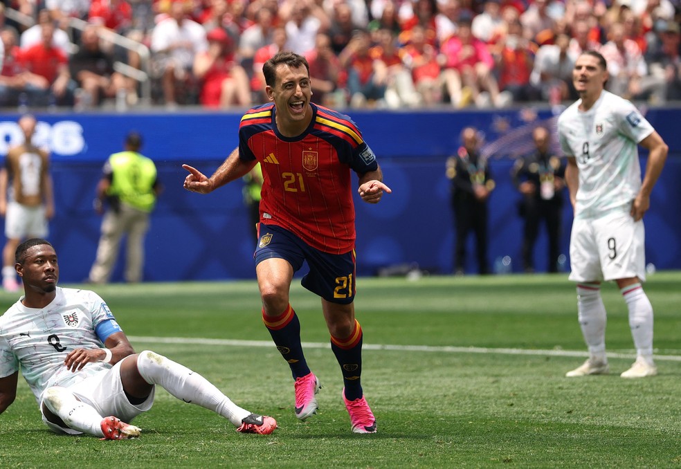 Mikel Oyarzabal celebra o primeiro gol da Espanha — Foto: Getty Images via AFP