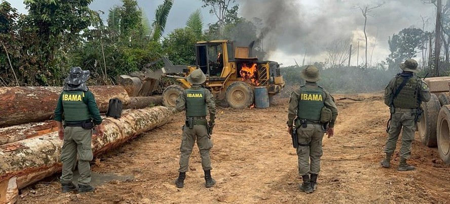 Foto de 2025 mostra fiscais do Ibama em Terra Ind&iacute;gena onde ataque aconteceu