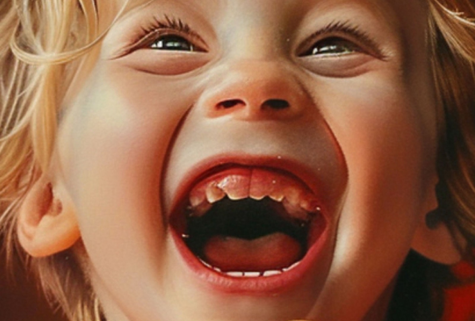 Sorriso assustador. O dente da criança que  recebe o presente se confunde com a gengiva — Foto: Imagem gerada por IA/Midjourney