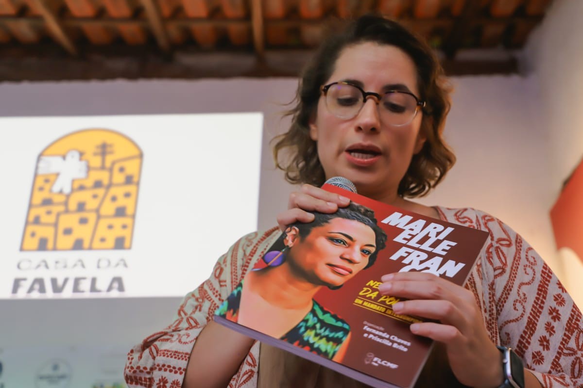 Livro sobre Marielle Franco é lançado na Casa da Favela durante a Flip