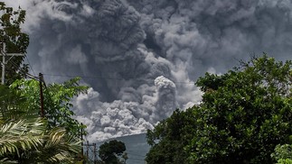 O vulcão permanece ativo neste sábado, expelindo cinzas e lava quente. — Foto: DEVI RAHMAN / AFP