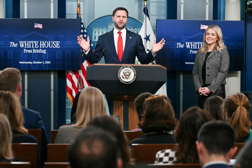 Vice-presidente dos EUA, JD Vance, em entrevista coletiva na Casa Branca — Foto: Jim WATSON / AFP