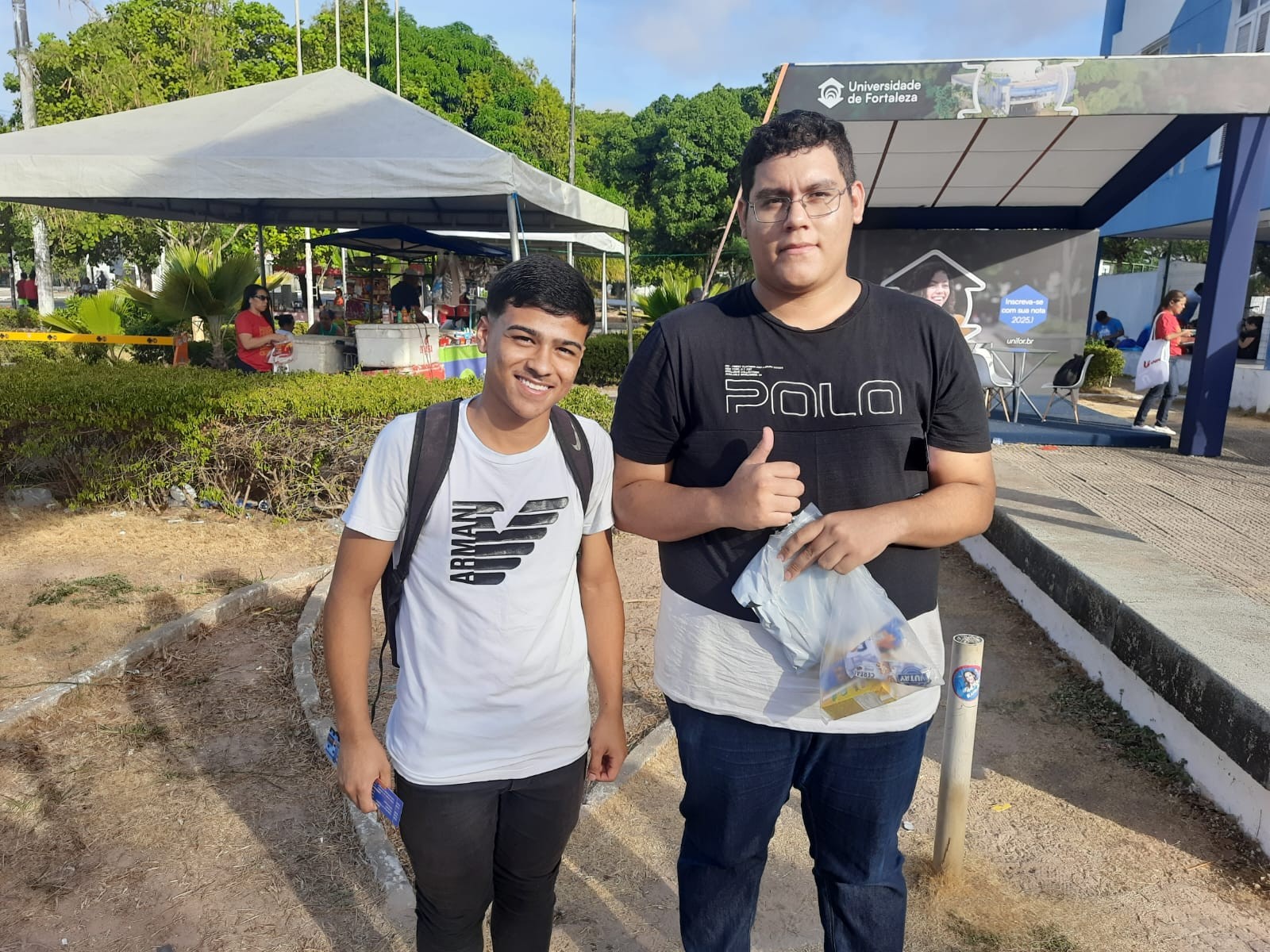 Os estudantes Pedro Guilherme, de 17 anos, e João Victor, de 18 anos, deixaram o prédio da Universidade Estadual do Ceará (Uece), em Fortaleza, cerca de duas horas após o início das provas do Enem, neste domingo, por conta da ansiedade pelo resultado da partida entre o Ceará e Avaí — Foto: Thiago Paiva