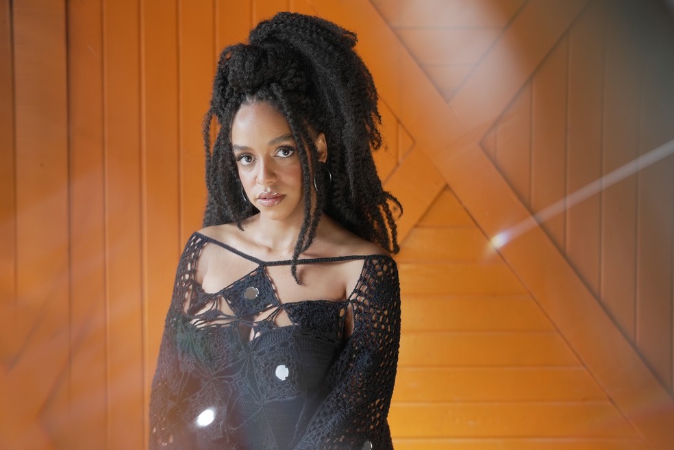 A cantora e baixista Juliane Gamboa — Foto: Divulgação/Isabela Espindola