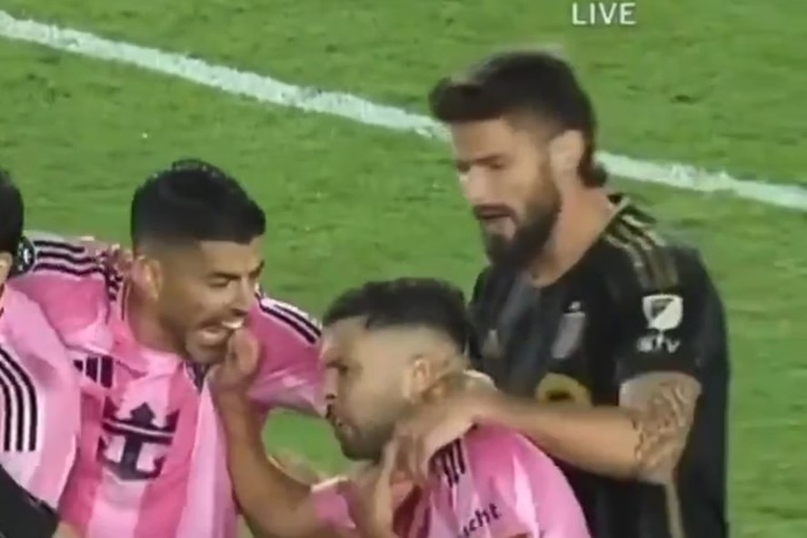 Conhecido por 'atacar' adversários, Suárez tenta morder companheiro do ...