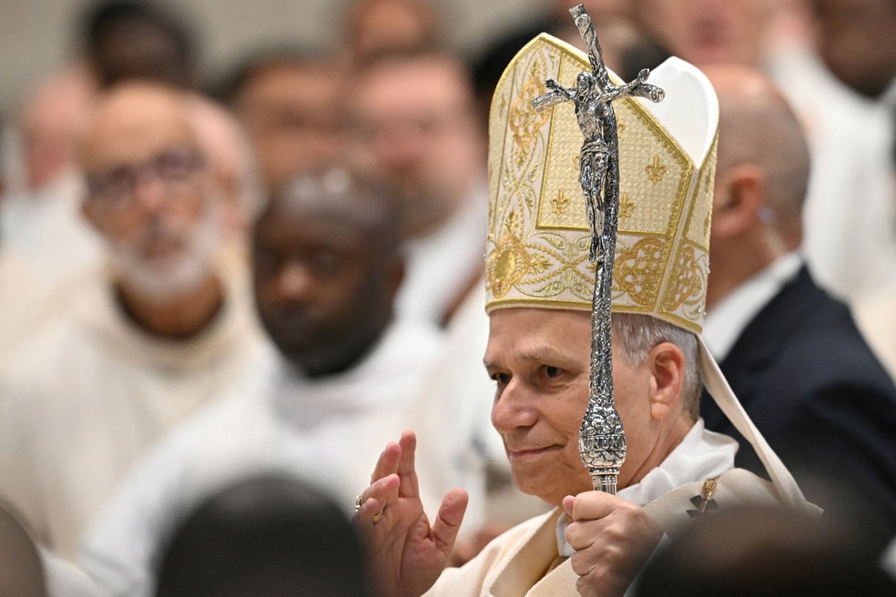 Papa Leão XIV preside à Missa Crismal da Quinta-feira Santa na Basílica de São Pedro, no Vaticano, em 2 de abril de 2026 — Foto: Tiziana FABI / AFP