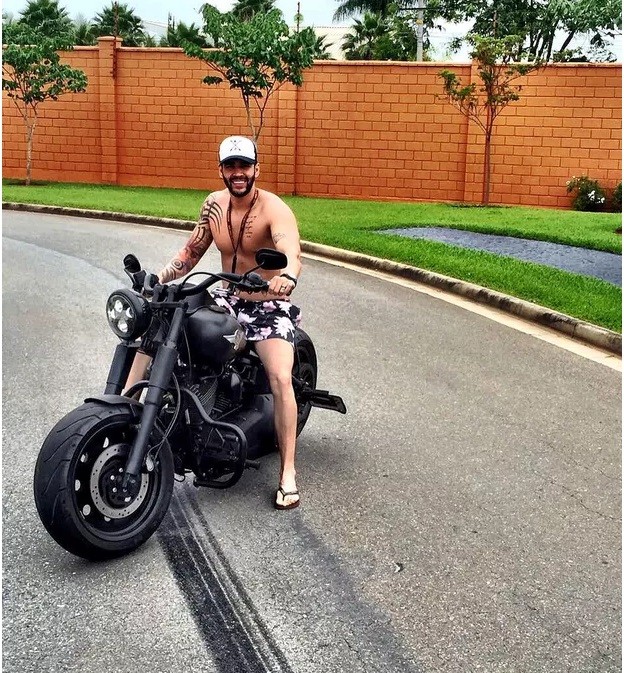 Cantor Gusttavo Lima posa com moto de R$ 70 mil — Foto: Reprodução