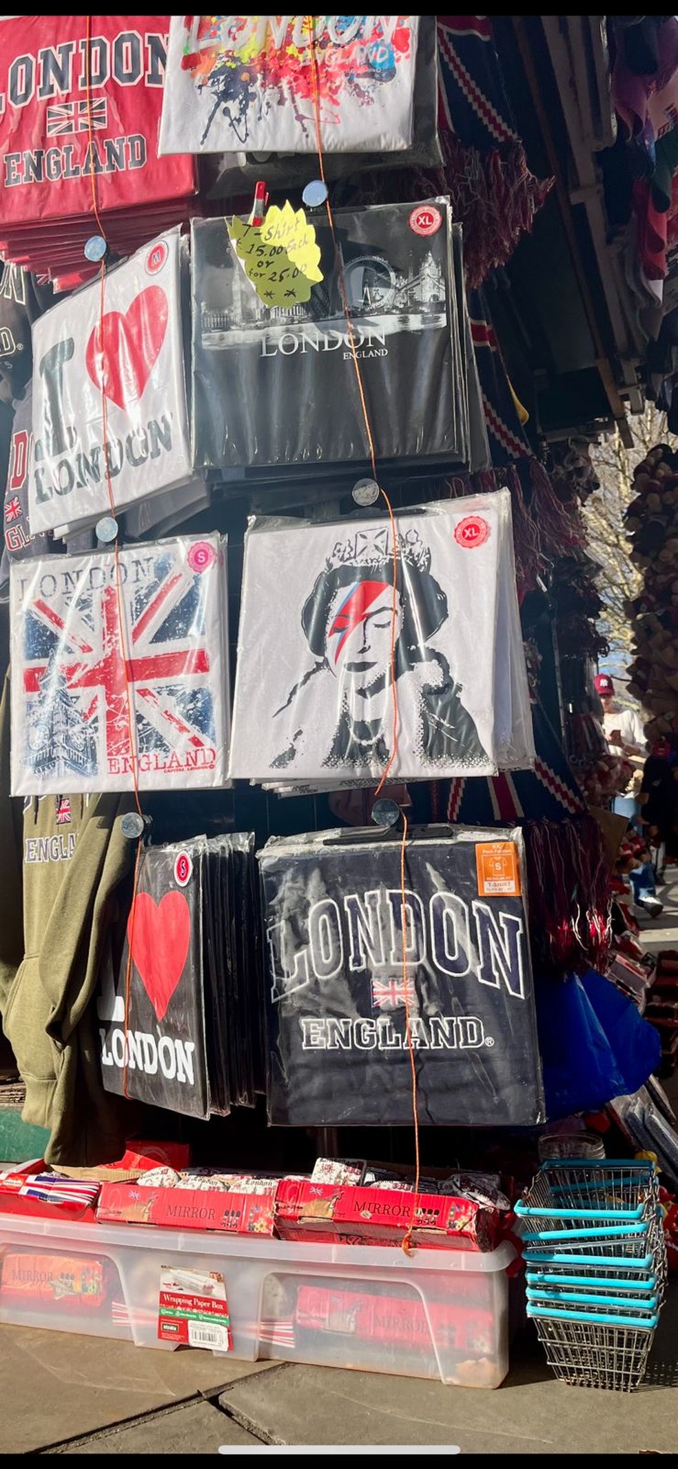 O britânico Larry Bonds comercializa produtos da família real há mais de 30 anos — Foto: Eduardo Graça