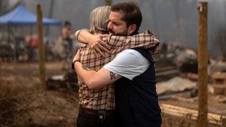 Presidente Chileno Gabriel Boric abraça morador de Huallerehue, área devastada por incêndios — Foto: AFP