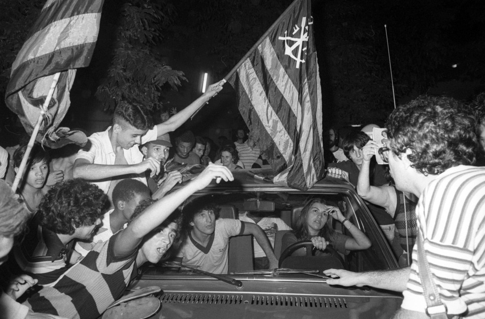Carro de Zico é parado por torcedores após título do Flamengo no Brasileirão de 1980 — Foto: Arquivo / Agência O Globo