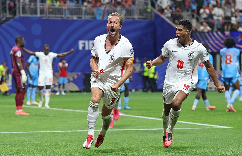 Harry Kane e Jude Bellingham comemoram o segundo gol da Inglaterra — Foto: Getty Images via AFP